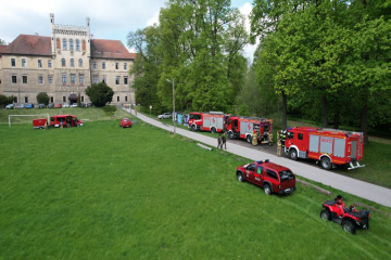 Ćwiczenia ratowniczo-gaśnicze w cieniu zabytkowego Pałacu na Mirowie